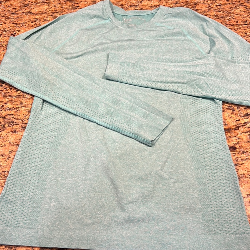 Figs, salta performance under scrub in seaglass. Smoke and pet free home. Size L